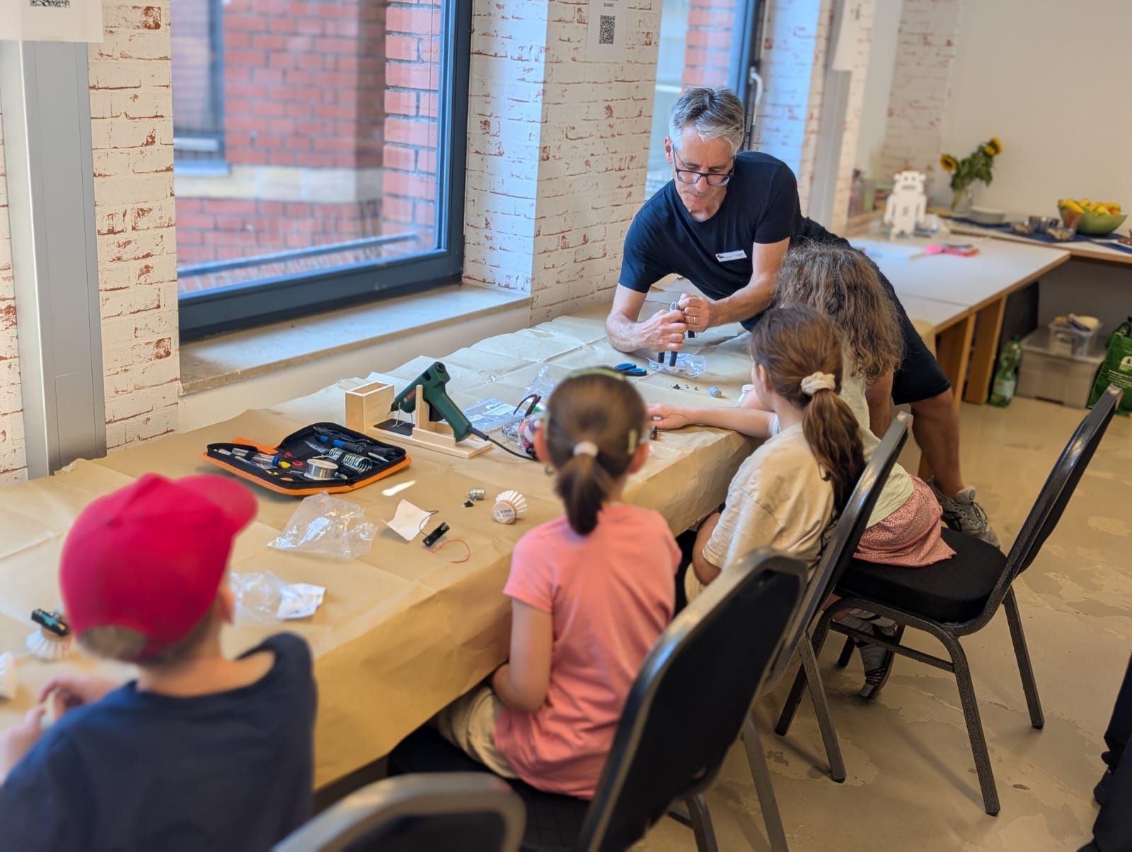Kinder begreifen gemeinsam, wie Technik funktioniert