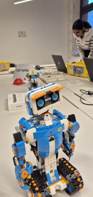 Lernroboter Blue-Bot aus dem Robotik-Modul von MINT-logisch
