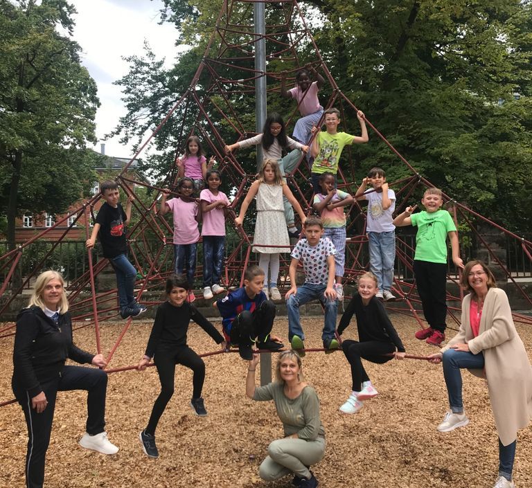 Gruppenfoto der Ferienbetreuungsgruppe auf einem Aktivspielplatz