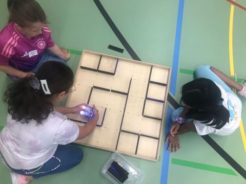 Kinder spielen an der Roboter-Zielführung