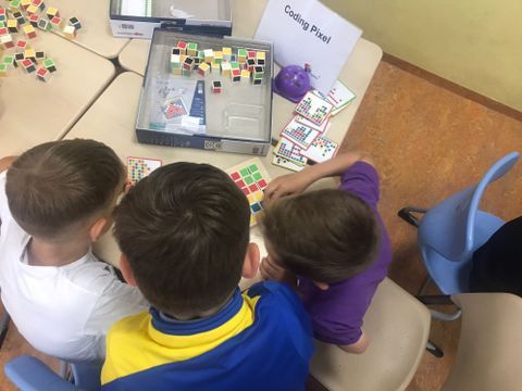 Kinder bauen gemeinsam an einem Robotik-Modell