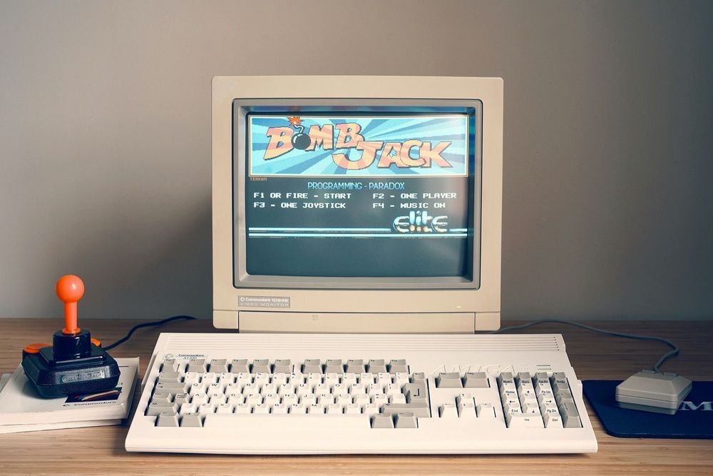 Retro-Computer mit Joystick auf einem Schreibtisch
